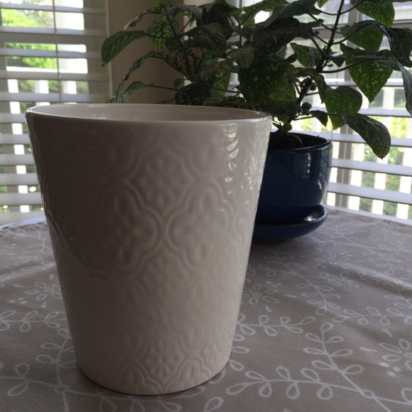 $5 when Bundled with 2 other items.
White CERAMIC FLOWER POT - Picture 2 of 3